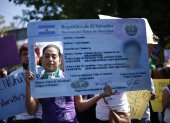 Mujeres participan en una marcha con motivo del Día Internacional de la Mujer hoy, en San Salvador (El Salvador). Al grito unificado de "Ni una menos, vivas nos queremos", miles de salvadoreñas recorrieron este domingo las principales calles de San Salvador para clamar justicia por las desaparecidas y víctimas de feminicidios.