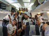 La delegación de Barcelona en el avión, optimista previa a su viaje a Brasil.