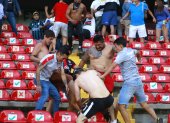 Los hinchas de Querétaro y el Atlas en actos violentes en las graderías del estadio La Corregidora.