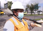 Profesión. Silvia Bravo, de 43 años, trabaja reparando los baches de las calles de Quito.