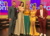 Virginia lució su tonificado cuerpo con un vestido dorado de revelador escote. En la foto, con sus compañeros de programa.