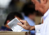 Fotografía de archivo fechada el 15 de junio de 2014 que muestra a un hombre mientras vota en Cali (Colombia). EFE/STR