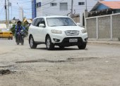 Panorama. En las principales vías de este balneario prevalecen huecos enormes que generan daños a conductores de autos y motos.