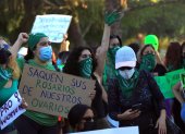 Fotografía de archivo fechada el 28 de septiembre de 2021 que muestra a mujeres mientras se manifiestan a favor del aborto, en Ciudad Juárez, estado de Chihuahua (México).