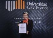 Orgullosa exhibe su certificado de estudios en la carrera de comunicación y artes escénicas.