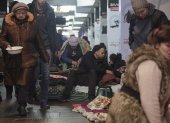 Ciudadanos de Járkov, en el este de Ucrania, permanecen refugiados del asedio ruso en el metro de la ciudad.