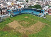 Así luce la cancha del Yeyo Úraga, ubicado en las calles Tungurahua y Cuenca, con maleza y grandes espacios de tierra descubiertos; los graderíos están intactos.