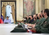 Fotografía cedida por Palacio de Miraflores donde se observa al presidente de Venezuela, Nicolás Maduro (i), en una reunión con miembros de su gabinete y alto mando militar