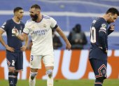 Karim Benzemá (c) celebra tras marcar el tercer gol ante el París Saint Germain.