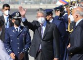 Guillermo Lasso, fue registrado este miércoles al saludar a su llegada al Aeropuerto Internacional Arturo Merino Benítez, en Santiago de Chile