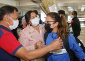 La campeona mundial de marcha, Glenda Morejón, fue recibida en el aeropuerto por sus padres, quienes le llenaron de abrazos y le entregaron flores y un globo.