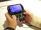 Un asistente a la feria del videojuego E3 disfruta con el nuevo videojuego consola portátil PSP Go de la Sony, en una fotografía de archivo