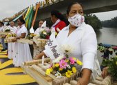 ACOMPAÑA CRÓNICA: COLOMBIA CONFLICTO - PUT400 EL TIGRE (COLOMBIA), 04/03/2022.- Fotografía fechada el 24 de febrero de 2022 que muestra a un grupo de mujeres que sostiene balsas con flores y nombres de víctimas de la violencia en El Tigre, departamento del Putumayo (Colombia). En el puente por el que hace 23 años desaparecieron sus maridos, hijos y hermanos a manos de paramilitares, las mujeres de El Tigre, en el sur de Colombia, no olvidan el pasado para asegurarse de que no se repita la tragedia que partió su historia en dos. El sábado 9 de enero de 1999, a las 23.00 horas, paramilitares de las Autodefensas Unidas de Colombia (AUC) incursionaron en El Tigre, caserío del departamento de Putumayo, quitaron la luz del pueblo y empezaron a quemar casas, carros y motos, cuenta a Efe la presidenta de la Asociación Violetas de Paz, Ruby Tejada Suárez. EFE/ Carlos Ortega