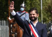 El presidente de Chile, Gabriel Boric, saluda a bordo del vehículo presidencial Ford Galaxie donado por la reina Isabel II de Ingalterra.