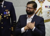 El presidente electo de Chile Gabriel Boric saluda a los asistentes al Congreso Nacional durante su ceremonia de investidura, este 11 de marzo de 2022, en Valparaiso (Chile).