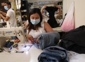 Taller. En la tienda Estilo & Puntada los clientes ahora solicitan con mayor frecuencia transformar los pantalones en bermudas.