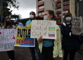 Decenas de activistas y residentes ucranianos se manifiestan en las afueras de la embajada de Rusia , este 11 de marzo de 2022, en Quito (Ecuador).