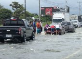 Tráfico se tornó lento en la Babahoyo- Jujan por acumulación de agua en tres tramos. Algunos vehículos se apagaban.