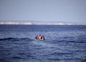 Un grupo de unos 17 migrantes procedentes de Chebba (Túnez) viaja por el Mar Mediterráneo en una pequeña barca pesquera.
