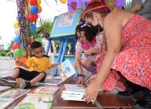 Los niños buscan los cuentos de su agrado para desarrollar la destreza de la lectura.