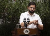 El presidente de Chile, Gabriel Boric, participa de una conferencia de prensa con los medios internacionales, hoy en el Palacio de La Moneda en Santiago (Chile). Boric reafirmó su intención de fomentar la integración regional y dijo que "es necesario que América Latina vuelva a tener una voz en el mundo".