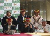 El presidente de la Confederación de Nacionalidades Indígenas de la Amazonía Ecuatoriana (Confeniae), Marlon Vargas (c), y el coordinador general de la Coordinadora de Organizaciones Indígenas de la Cuenca Amazónica (Coica), el venezolano Gregorio Mirabal (i), en rueda de prensa, hoy, en Quito (Ecuador).