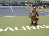 La chilena con el título de singles. Un día antes se llevó también el dobles.