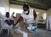 Ciudadanos ejercen su derecho al voto en el corregimiento de Opogodó, de Condoto, en el departamento de Chocó, durante las elecciones legislativas en Colombia. Acabar con esta práctica de compra de voto, que se aprovecha de la pobreza de habitantes como los del Chocó y activa algunas de las maquinarias más oscuras del poder en Colombia, es uno de los retos que tiene por delante el Congreso que salga elegido este domingo, que también deberá poner el ojo en zonas convulsas. EFE/ Ernesto Guzmán