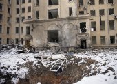 Al menos dos personas han muerto después del bombardeo en un edificio de Obolonski, Kiev. EFE