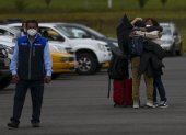 Familiares se reencuentran con ecuatorianos repatriados de Ucrania tras la llegada del primer vuelo humanitario, en las afueras del Aeropuerto Internacional Mariscal Sucre, en Quito (Ecuador), el pasado 4 de marzo de 2022.