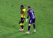 El arquero Javier Burrai (derecha) trata de consolar al defensa Leonel Quiñónez después de su fallo en el cuarto tiro penal de Barcelona. Al final, ese fue el remate que marcó la eliminación torera de la Copa Libertadores.
