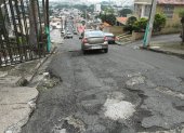 Varias cuadras de diferentes manzanas de la ciudadela El Paraíso están agrietadas. Los peatones y conductores tienen miedo de transitarlas, además de los daños que sufren sus carros.