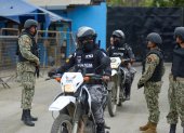 Militares y policías vigilan en las afueras de la penitenciaría de Guayaquil, en una fotografía de archivo.