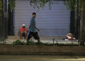 Los indigentes llegan a los portales de los condominios Forestal o casas colectivas, principalmente en las noches para armar sus caramancheles donde dormirán al aire libre.