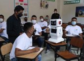 Walter Velásquez realiza una actividad junto a su invento, el robot "Jovam", el 16 de marzo de 2022, en la cárcel de Lurigancho, en Lima (Perú).