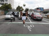 ‘Fútbol freestyle’. Carlos Andrés organiza su show para los 30 segundos que tiene, 10 más los usa para pasar por los autos.
