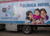 La clínica móvil de la ONG Operación Sonrisa, que realiza operaciones gratis a niños con problemas de labio leporino, fue clausurada. EFE