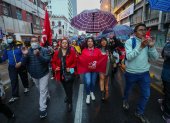 Integrantes de la Unión Nacional de Educadores (UNE) gritan consignas en una marcha hoy, para reclamar al Gobierno del presidente ecuatoriano Guillermo Lasso un aumento de salarios, en Quito (Ecuador).