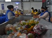 Ayuda. El Banco de Alimentos de Quito recibe productos que luego los entrega en las fundaciones.
