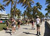 Varios jóvenes caminan por la calle Ocean Drive, durante el Spring Break, hoy, en Miami (Estados Unidos).