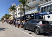 Varios jóvenes esperan para entrar a un establecimiento en la calle Ocean Drive, durante el Spring Break, hoy, en Miami (Estados Unidos).