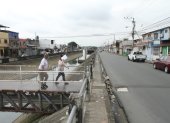 Un canal divide a Mucho Lote 1 de Las Orquídeas, pero en la primera urbanización lo gris gana. Carece de espacios verdes que refresquen la zona.