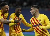 Los jugadores del FC Barcelona, (i-d) Pierre-Emerick Aubameyang, Ousmane Dembélé y Ferrán Torres celebran tras el tercer gol.