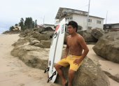 El surfista ecuatoriano Álex Suárez dedica cuatro horas diarias a su preparación, la cual incluye prácticas en el mar y trabajo físico en el gimnasio.