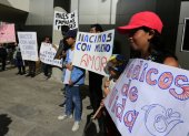 Apoyo. Personas mostraron su apoyo a los médicos y directivos de la Clínica Primavera, en las audiencias.