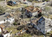 -FOTODELDÍA- ROUND ROCK (ESTADOS UNIDOS), 22/03/2022.- Foto aérea hecha con un dron que muestra casas dañadas después de que una serie de tornados pasara por Round Rock, Texas, EEUU, el 22 de marzo de 2022. EFE/Tannen Maury