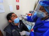 Un hombre se somete a una prueba PCR de detección de coronavirus en la ciudad de Quito, en una fotografía de archivo