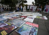 Fotografía de archivo de carteles con imágenes de personas desaparecidas, en Ecuador.