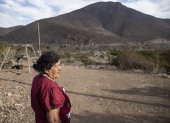 Zoila Quiroz observa el paisaje en la comuna de Petorca, el 17 de marzo de 2022, situada en la región de Valparaíso (Chile). EFE/Alberto Valdés