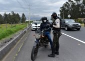 Revisión. Miembros de la Policía Nacional durante un control de motos registrado en el norte de la capital.